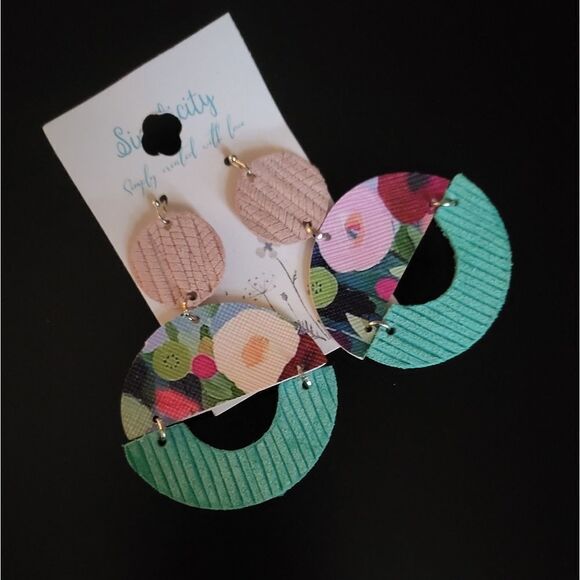 NWT SimpliCity Unique Handcrafted Women's Dangle Earrings Leather Drop - Picture 1 of 3